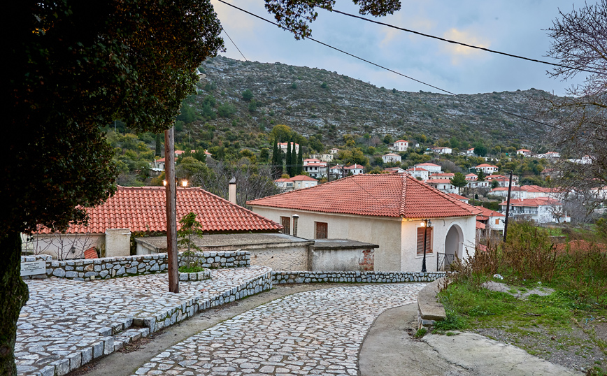 Πέτρινο σοκάκι στην Κρεμαστή Πέτρινο σοκάκι στην Κρεμαστή