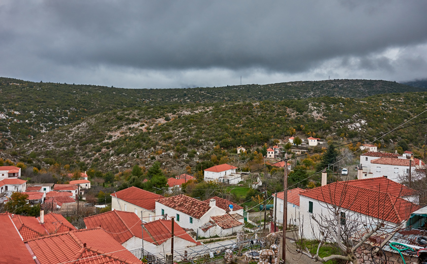 Σπίτια με θέα στο βουνό στην Κρεμαστή Σπίτια με θέα στο βουνό στην Κρεμαστή