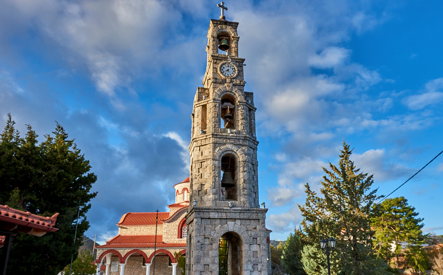 Το καμπαναριό στην εκκλησία στης Κρεμαστής Το καμπαναριό στην εκκλησία στης Κρεμαστής
