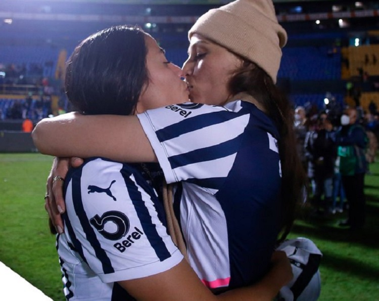 Μεξικό: Το φιλί της πρωταθλήτριας και της συντρόφου της προκάλεσε ποικίλες αντιδράσεις