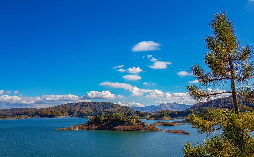 Εντυπωσιακό το φυσικό σκηνικό στη Λίμνη Αώου Εντυπωσιακό το φυσικό σκηνικό στη Λίμνη Αώου
