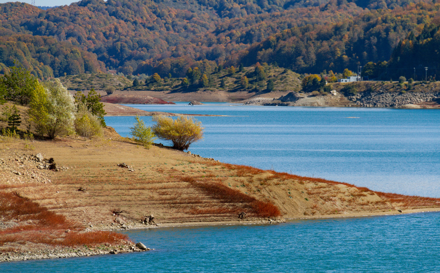 Κοντινή άποψη της λίμνης Αώου Κοντινή άποψη της λίμνης Αώου