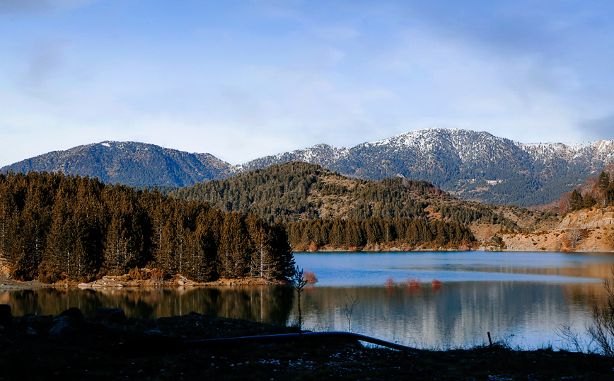 Ειδυλλιακό τοπίο στη Λίμνη Αώου Ειδυλλιακό τοπίο στη Λίμνη Αώου