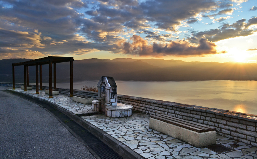 Παραλίμνια διαδρομή στη λίμνη Τριχωνίδα