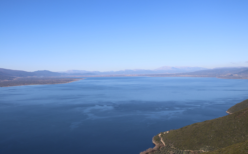 Η λίμνη Τριχωνίδα από ψηλά