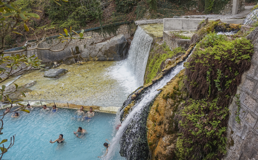 Οι φυσικές πισίνες και ο καταρράκτης στα Λουτρά Πόζαρ