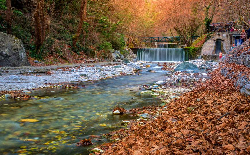 Ο καταρράκτης στα Λουτρά Πόζαρ