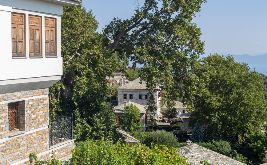 Χαρακτηριστική πηλιορείτικη αρχιτεκτονική στους Πινακάτες στο Πήλιο Χαρακτηριστική πηλιορείτικη αρχιτεκτονική στους Πινακάτες στο Πήλιο