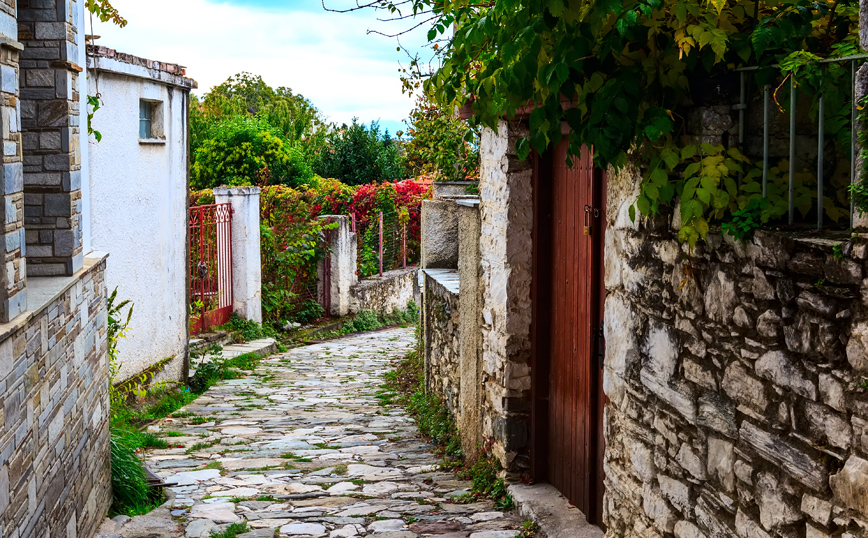 Πέτρινο σοκάκι στην Πορταριά