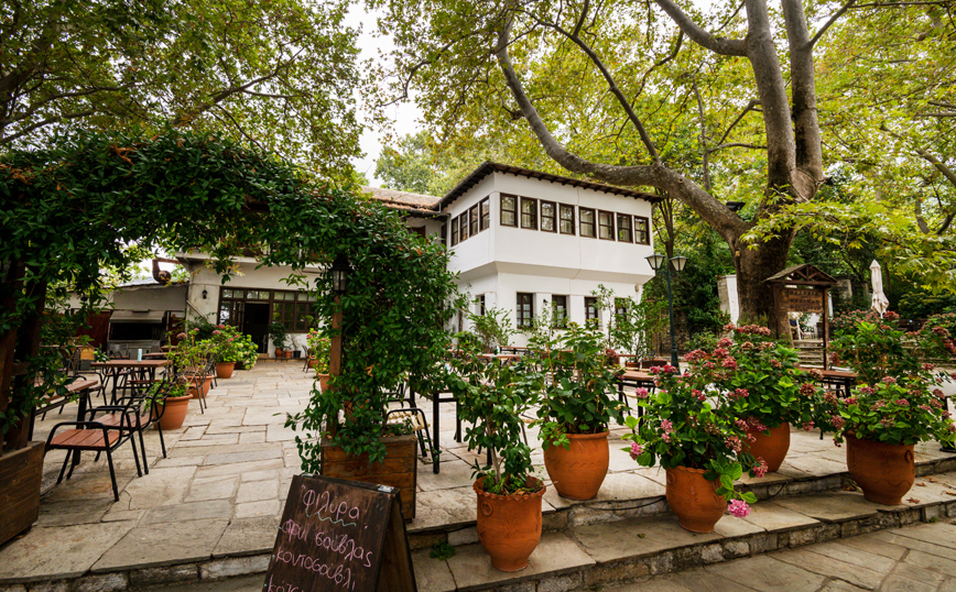 Κτίριο πηλιορείτικης αρχιτεκτονικής στην πλατεία της Πορταριάς