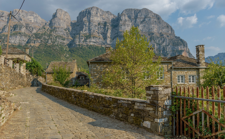 Οι Πύργοι Αστράκας στην Τύμφη πάνω από το Μικρό Πάπιγκο