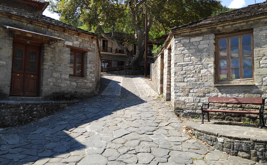 Πέτρινο σοκάκι στην Πυρσόγιαννη Πέτρινο σοκάκι στην Πυρσόγιαννη