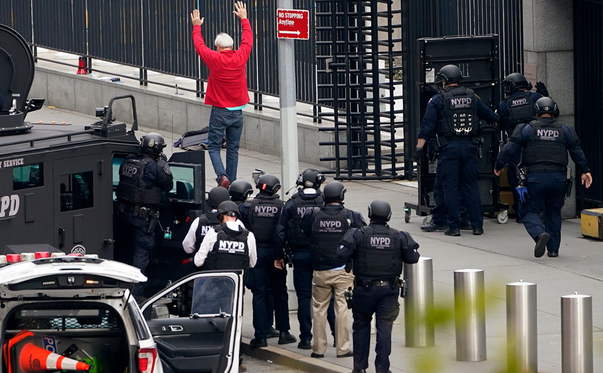 Ένοπλος σηκώνει τα χέρια ψηλά έξω από τα γραφεία του ΟΗΕ στη Νέα Υόρκη