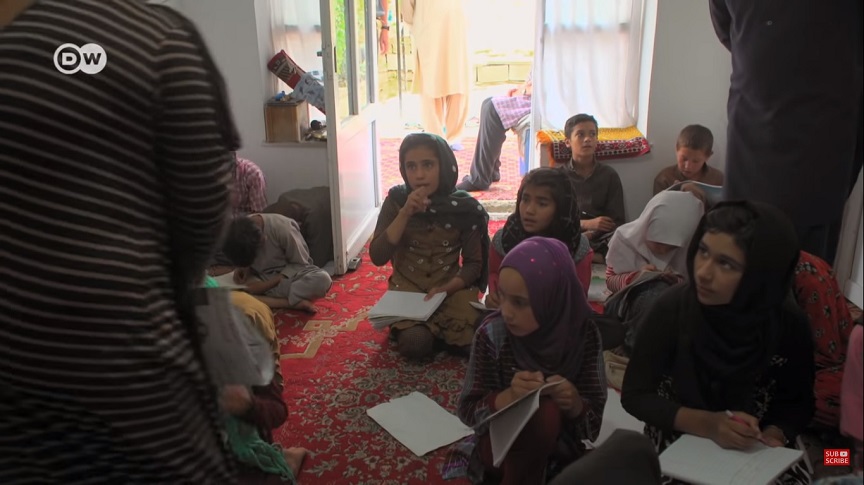 Με τα σχολεία να κλείνουν επ’ αόριστο στο Αφγανιστάν, η Χάντια Αχμάντι πέρασε από τη διδασκαλία στο γυάλισμα παπουτσιών