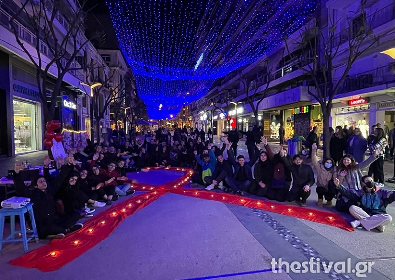 Θεσσαλονίκη: Άναψαν κεριά και σχημάτισαν την κόκκινη κορδέλα για την Παγκόσμια Ημέρα κατά του AIDS