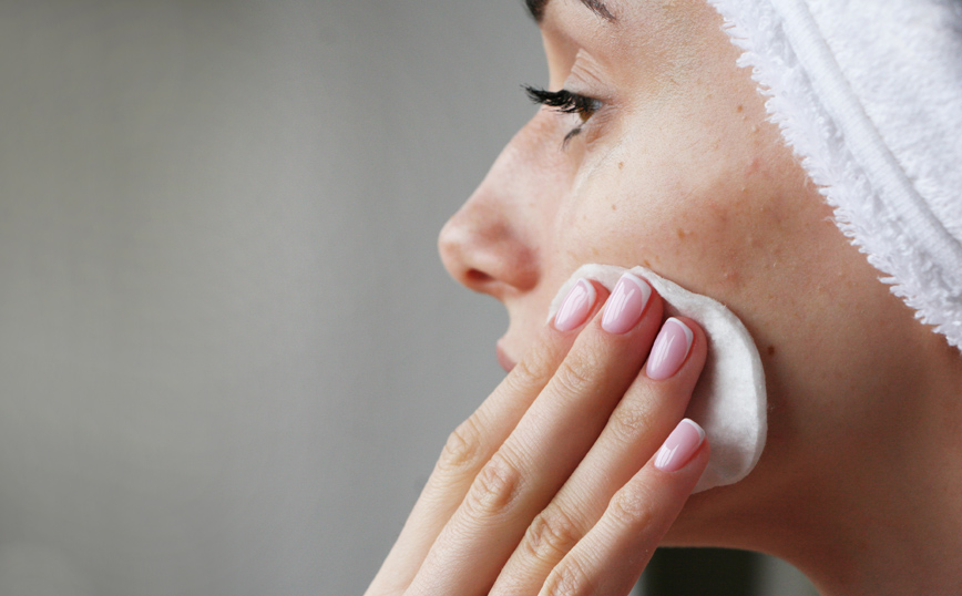 Γυναίκα περιποιείται την ακμή της Γυναίκα περιποιείται την ακμή της