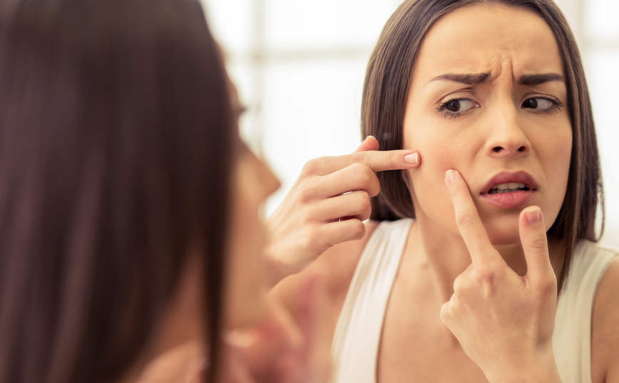 Γυναίκα πειράζει την ακμή της Γυναίκα πειράζει την ακμή της