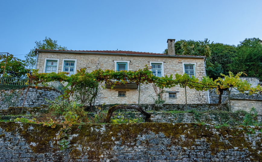 Πέτρινο κτίριο στην Αρίστη Πέτρινο κτίριο στην Αρίστη