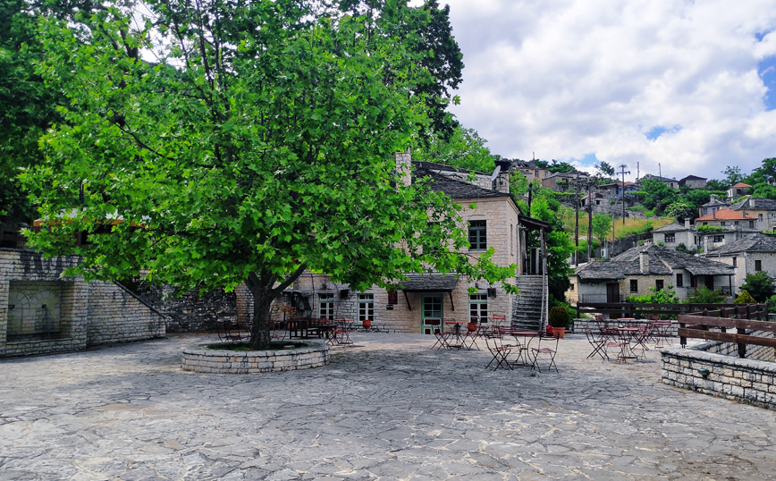 Η πλατεία της Αρίστης στο Ζαγόρι Η πλατεία της Αρίστης στο Ζαγόρι