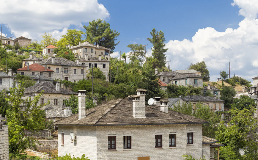 Χαρακτηριστικά κτίρια στην Αρίστη Χαρακτηριστικά κτίρια στην Αρίστη