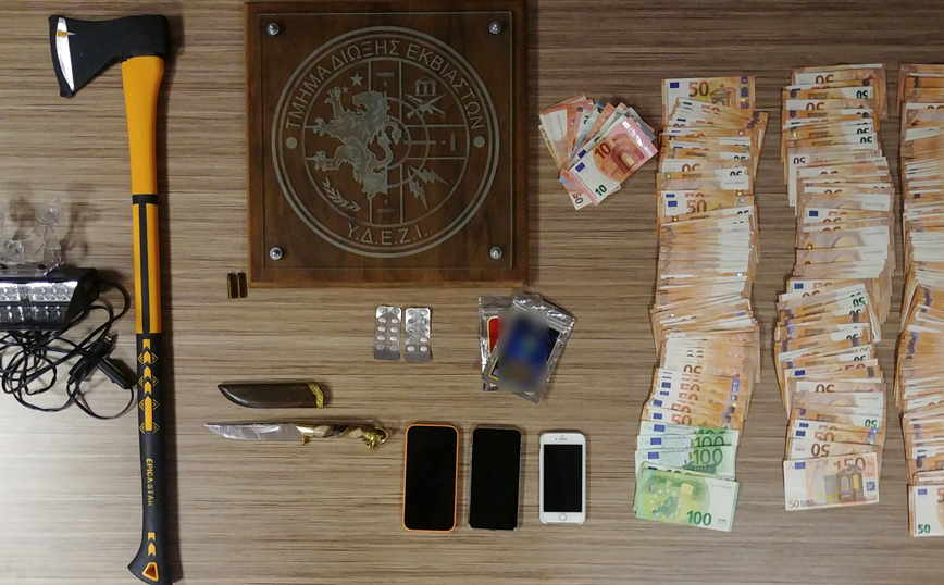 τσεκούρι και μαχαίρι που βρέθηκαν στο σπίτι του τράπερ Light τσεκούρι και μαχαίρι που βρέθηκαν στο σπίτι του τράπερ Light