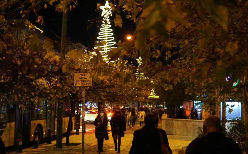 Βραδινή βόλτα στη Χριστουγεννιάτικη Αθήνα Βραδινή βόλτα στη Χριστουγεννιάτικη Αθήνα