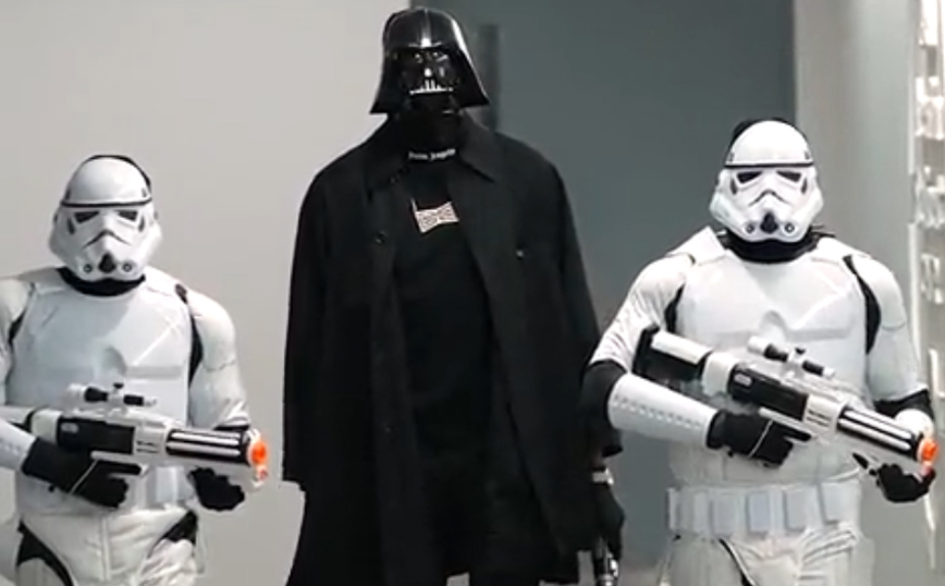 NBA: Ο Μάιλς Τέρνερ μπήκε στο γήπεδο σαν Darth Vader και ο Χόλιντεϊ ως… Τζεντάι