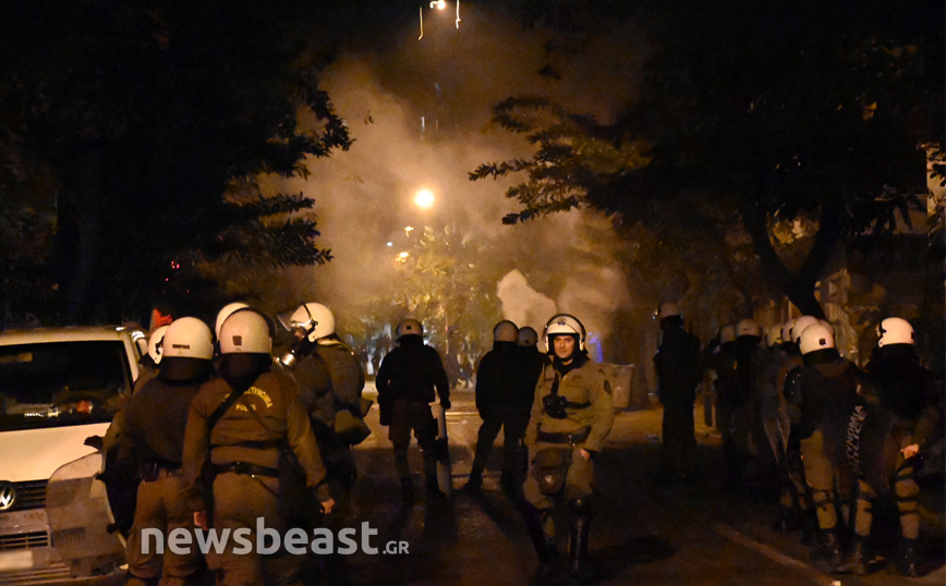 Επέτειος δολοφονίας Γρηγορόπουλου: Ένταση στα Εξάρχεια με  πετροπόλεμο και ρίψη χημικών