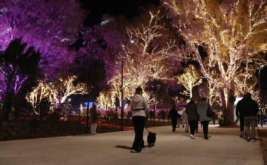 Κόσμος στο μητροπολιτικό πάρκο Ελληνικού Κόσμος στο μητροπολιτικό πάρκο Ελληνικού