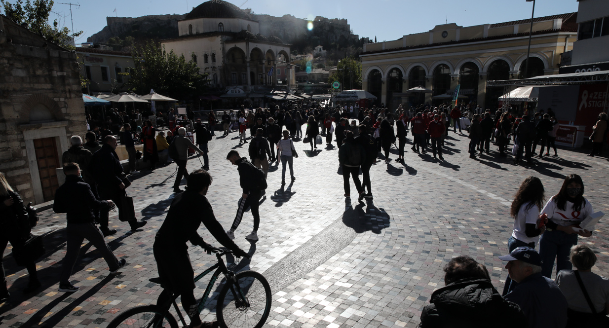 Όλα ανοιχτά μέχρι τα Χριστούγεννα ακόμα και νέα μέτρα – «Ψαλίδι» στην απόσταση από την δεύτερη στην τρίτη δόση