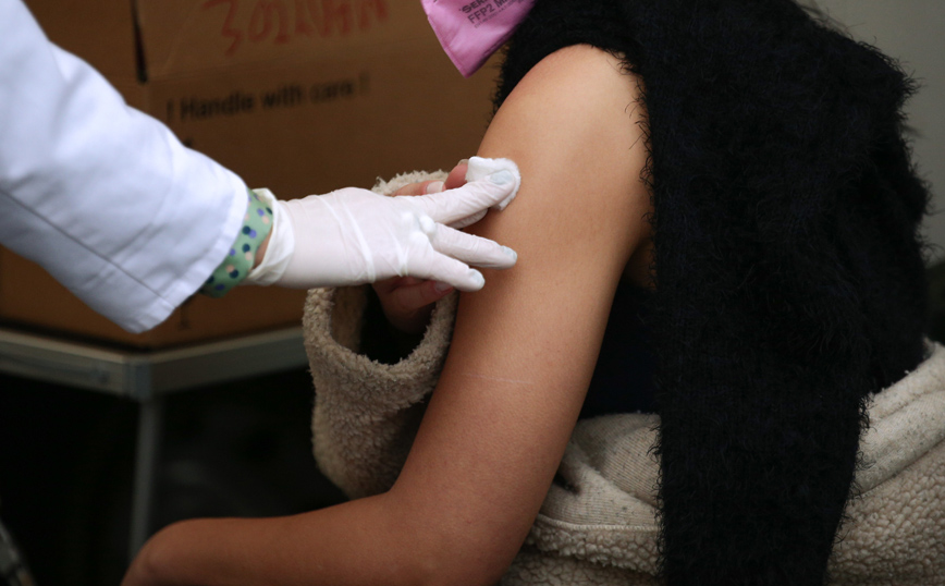 Μετάλλαξη Όμικρον: Και τέταρτο εμβολιασμό βλέπουν οι ειδικοί