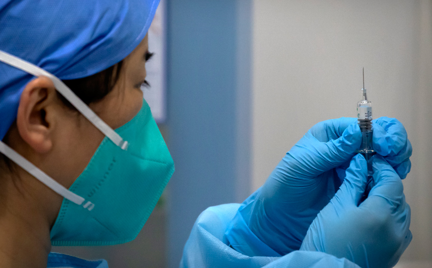 Κορονοϊός: Τριπλά εμβολιασμένη κόλλησε την Όμικρον 20 μέρες μετά τη Δέλτα