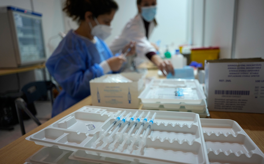 Κορονοϊός: Πόσο προστατεύει η τρίτη δόση του εμβολίου από την μετάλλαξη Όμικρον