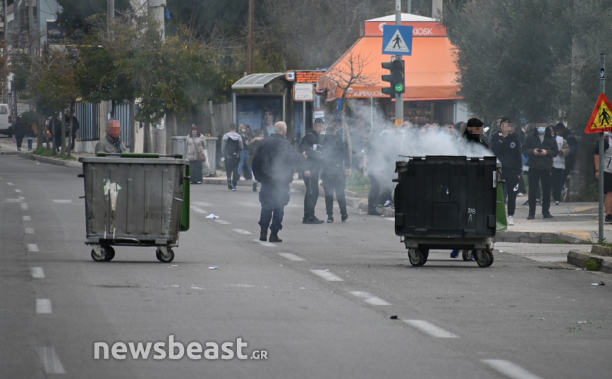 Επέτειος Γρηγορόπουλου: Ένταση με οδοφράγματα έξω από το ΕΠΑΛ στο Αιγάλεω