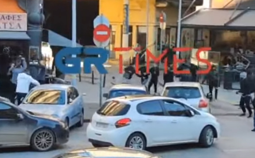 Θεσσαλονίκη: Ρομά τα έκαναν γυαλιά καρφιά έξω από τα δικαστήρια