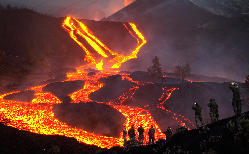 Λάβα κυλάει από το ηφαίστειο στη Λα Πάλμα Λάβα κυλάει από το ηφαίστειο στη Λα Πάλμα