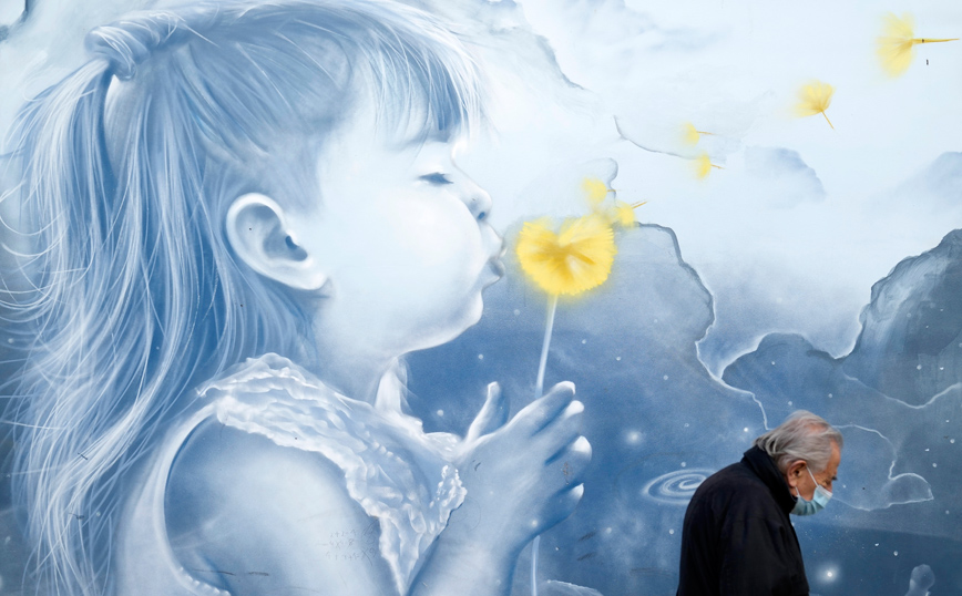 Ηλικιωμένος μπροστά σε γκράφιτι στην Αθήνα Ηλικιωμένος μπροστά σε γκράφιτι στην Αθήνα