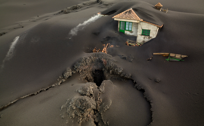 Τέφρα έχει καλύψει τα πάντα στη Λα Πάλμα Τέφρα έχει καλύψει τα πάντα στη Λα Πάλμα