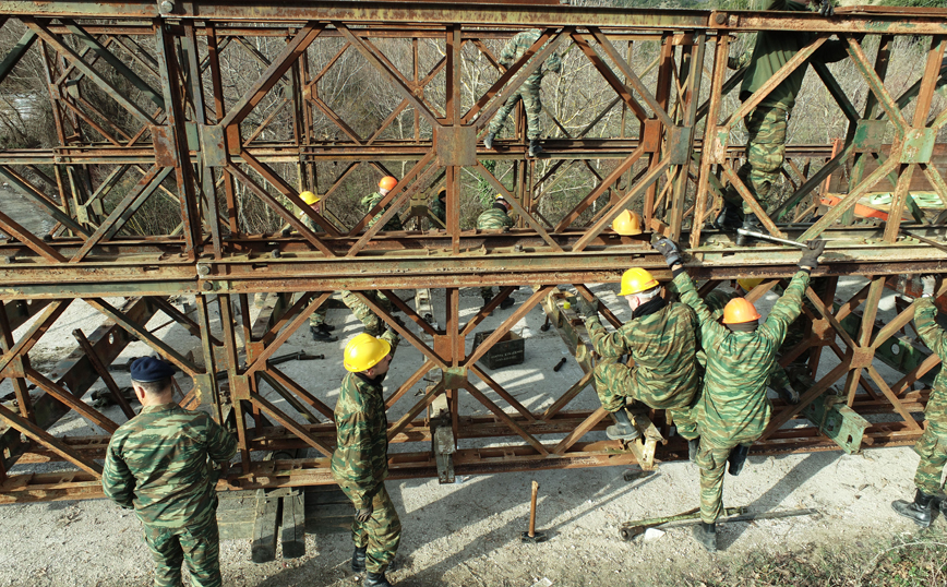 Στρατιώτες σε εργασίες τοποθέτησης γέφυρας στον Άραχθο