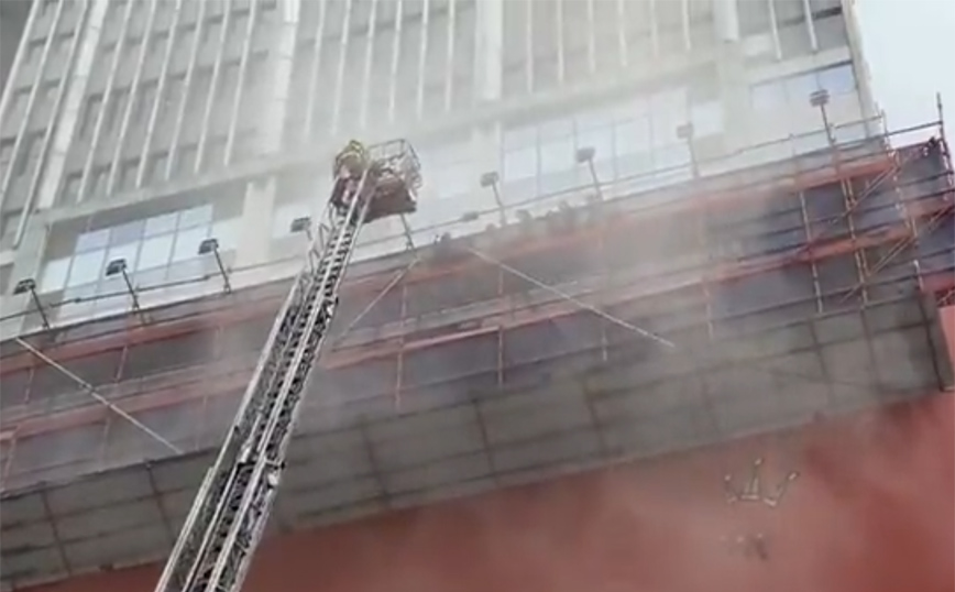 Συναγερμός στο Χονγκ Κονγκ: Φωτιά στο World Trade Center – Πάνω από 300 άνθρωποι παγιδευμένοι στην ταράτσα