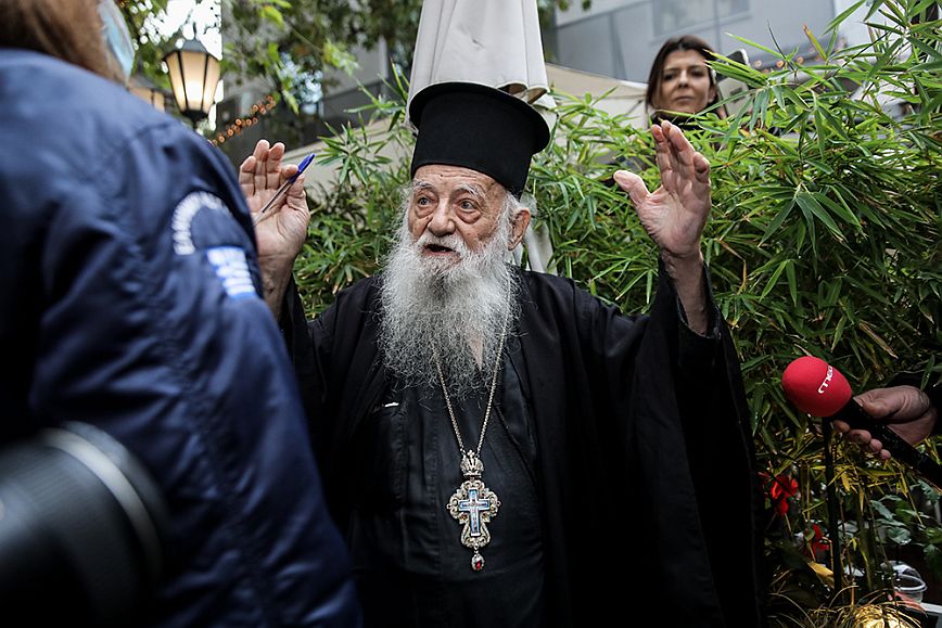 «Πάπα είσαι αιρετικός»: Ιερέας φώναξε στον Ποντίφικα μπροστά από την Αρχιεπισκοπή Αθηνών &#8211; Δείτε εικόνες