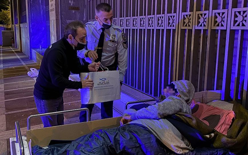 Αποστολή: Μοίρασε δέματα αγάπης στους αστέγους της Αθήνας μαζί με την ΕΛΑΣ – Δείτε φωτογραφίες