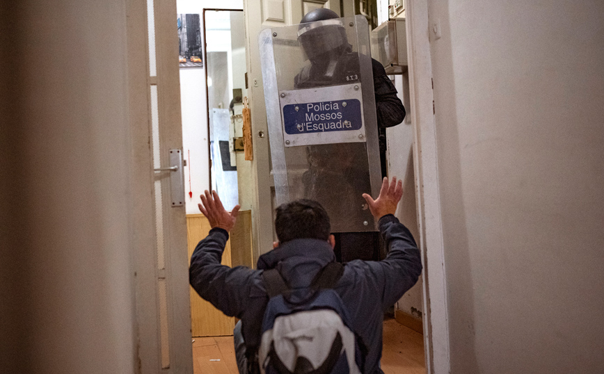 Άνδρας απέναντι σε αστυνοιμικό με ασπίδα Άνδρας απέναντι σε αστυνοιμικό με ασπίδα