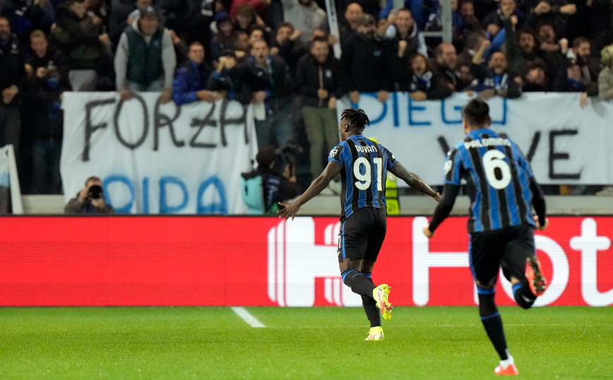 Παίκτες της Αταλάντα πανηγυρίζουν Παίκτες της Αταλάντα πανηγυρίζουν