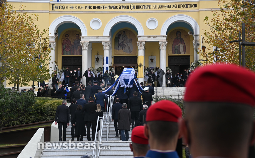 Η Ελλάδα αποχαιρετά τον Κάρολο Παπούλια