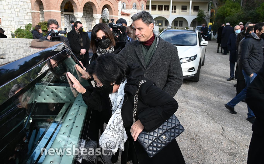 Ο Γρηγόρης Πετράκος στην κηδεία του Γιώργου Τράγκα – Δείτε τις φωτογραφίες