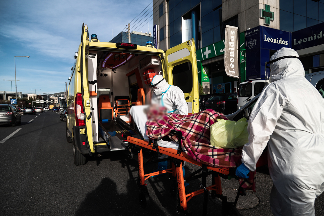 Ασθενής μεταφέρεται από το ΕΚΑΒ