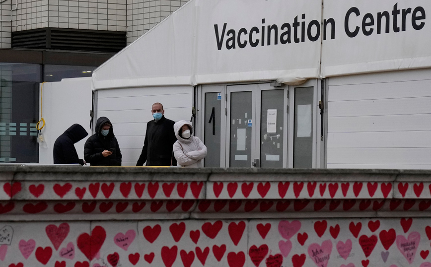 Kορονοϊός &#8211; Βρετανία: Ο εμβολιασμός δεν σταματά ούτε τα Χριστούγεννα