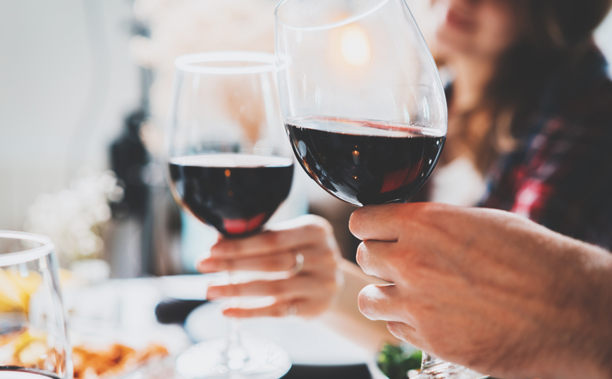 Ποτήρια με κόκκινο κρασί Ποτήρια με κόκκινο κρασί