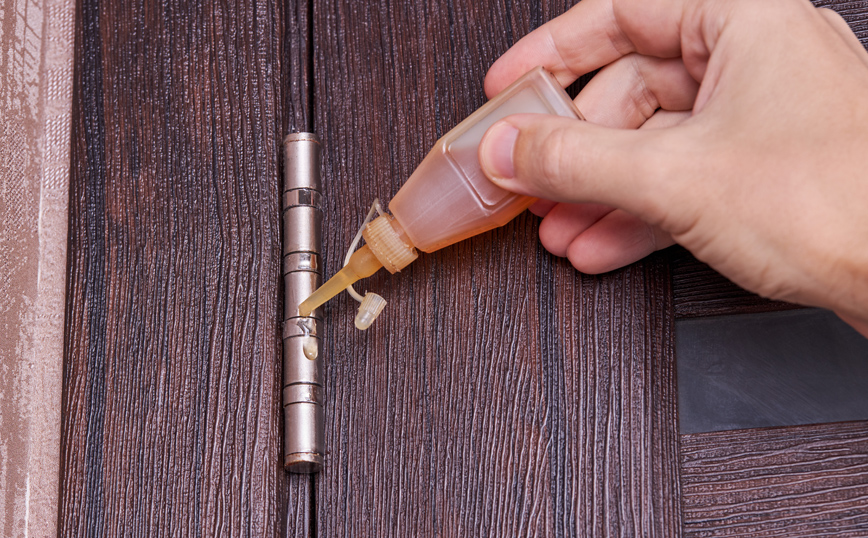 Λάδι σε μεντεσέ πόρτας Λάδι σε μεντεσέ πόρτας